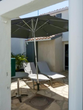 Отель Maison de 2 chambres a Saint Gilles Croix de Vie a 300 m de la plage avec terrasse amenagee et wifi  Сен-Жиль-Круа-Де-Ви